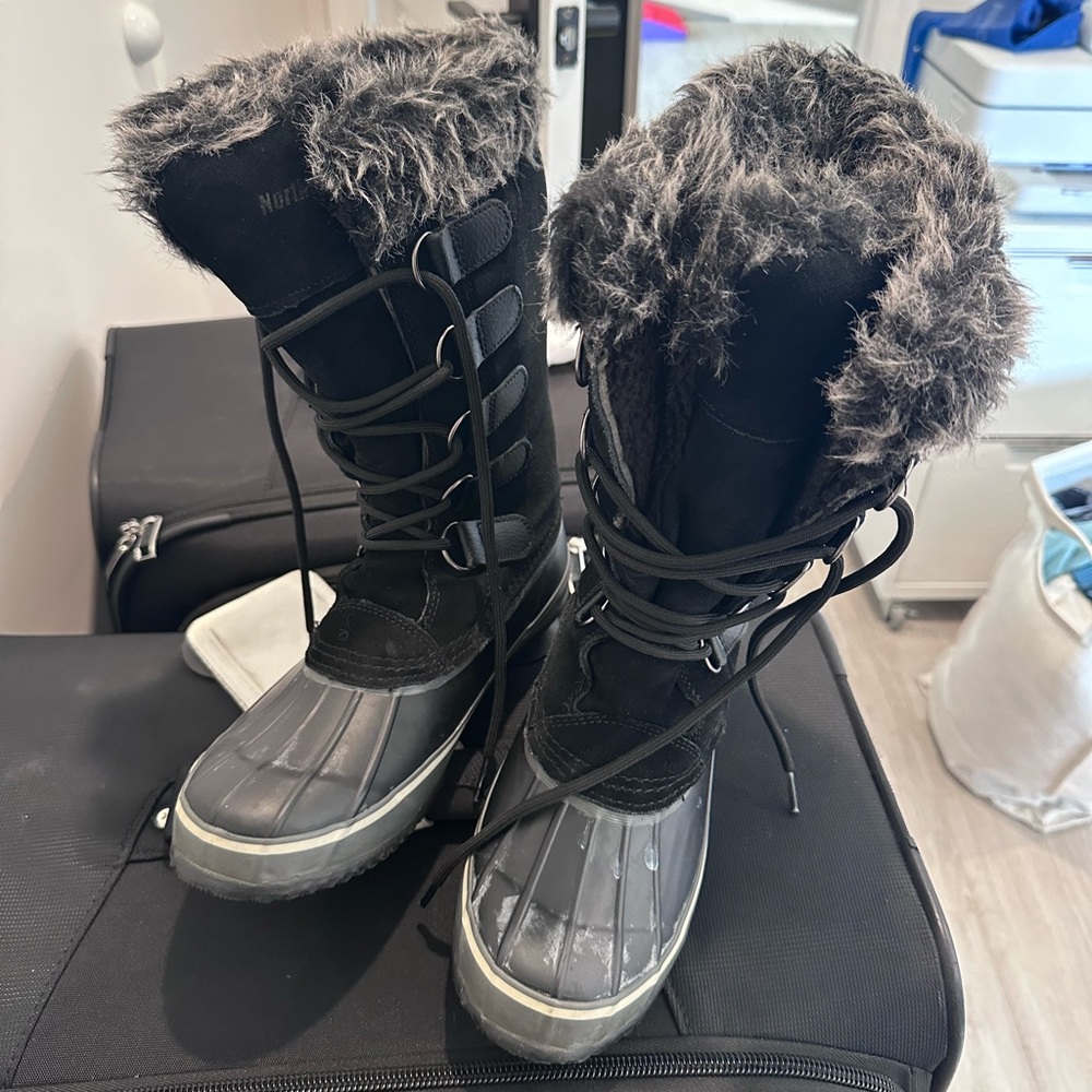Black tall northside snow boots